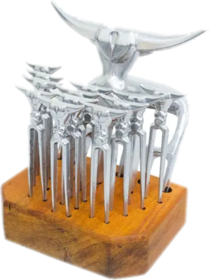 Kit Base, 1 Tridente, 1 Garra E 12 Palitos Madeira Kit tridente, garra e c/12 palitos para churrasco  Moderna Grill  Para seu churrasco ser inesquecível use O TRIDENTE E A GARRA para um corte com firmeza, precisão e praticidade em qualquer tipo de carne.