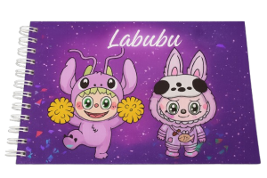 Livro De Colorir Labubu Estilo Bobbie Goods 50 Paginas  15,5 x 21  Livro de Colorir LABUBU  Para quem ama cores e possui criatividade, sabemos o quanto é importante ter um momento só seu para relaxar e se expressar. Com o Caderno de Colorir LABUBU, você vai transformas a arte de colorir em uma experiência única, exclusiva e revigorante. Ali